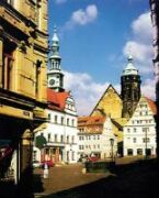 Blick auf den Marktplatz mit Rathaus und Kirche